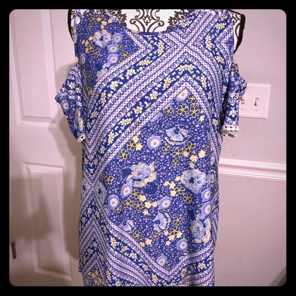 ❤️ Gorgeous Cold Shoulder Top 👕❤️👕